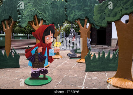 Inszeniert, Einstellung von Little Red Riding Hood in der Plaza Juan Gonzalez De La Torre, Garachico, Teneriffa, Kanarische Inseln, Spanien. Stockfoto