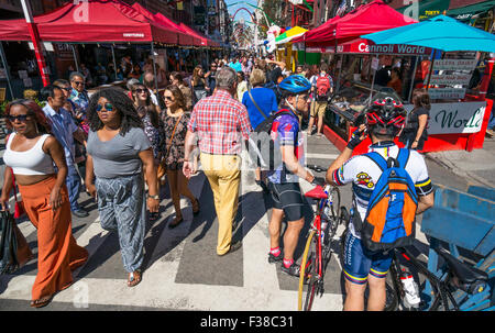 Fest des San Gennaro mit Mulberry Street mit Touristen gefüllt Stockfoto