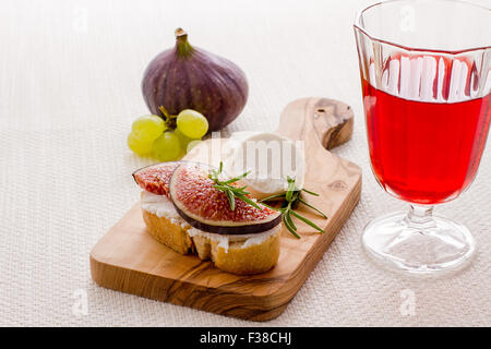 Käse mit Reife Feigen auf Brot und Rotwein, Nahaufnahme Stockfoto