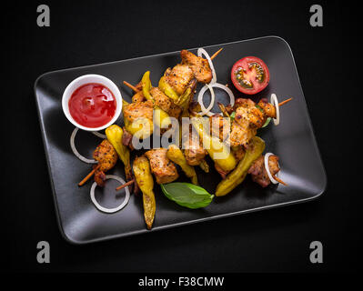 Spieße mit Fleisch, Paprika Peperoni auf schwarz, Top Sicht Stockfoto