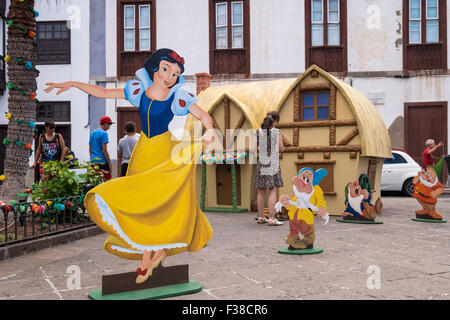 Inszenierung von Schneewittchen und die sieben Zwerge in der Plaza Juan Gonzalez De La Torre, Garachico, Teneriffa, Kanarische Inseln, S Stockfoto