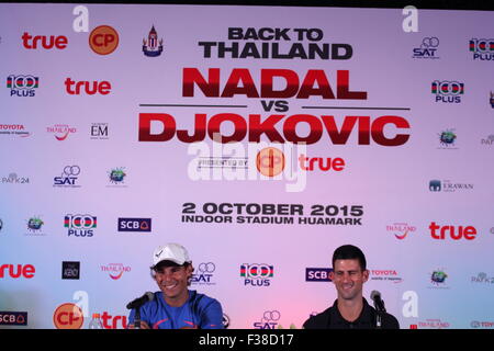 Bangkok Thailand. 1. Oktober 2015. Tennisspieler Spaniens Rafael Nadal (L) und Serbiens Novak Djokovic (R) posieren für ein Foto während einer Pressekonferenz. Djokovic wird voraussichtlich am 2. Oktober für eine Ausstellung-Tennis-Match in Bangkok gegen Nadal spielen. Bildnachweis: John Vincent/Alamy Live-Nachrichten Stockfoto