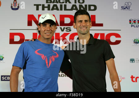 Bangkok Thailand. 1. Oktober 2015. Tennisspieler Spaniens Rafael Nadal (L) und Serbiens Novak Djokovic (R) posieren für ein Foto während einer Pressekonferenz. Djokovic wird voraussichtlich am 2. Oktober für eine Ausstellung-Tennis-Match in Bangkok gegen Nadal spielen. Bildnachweis: John Vincent/Alamy Live-Nachrichten Stockfoto