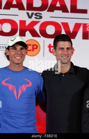 Bangkok Thailand. 1. Oktober 2015. Tennisspieler Spaniens Rafael Nadal (L) und Serbiens Novak Djokovic (R) posieren für ein Foto während einer Pressekonferenz. Djokovic wird voraussichtlich am 2. Oktober für eine Ausstellung-Tennis-Match in Bangkok gegen Nadal spielen. Bildnachweis: John Vincent/Alamy Live-Nachrichten Stockfoto