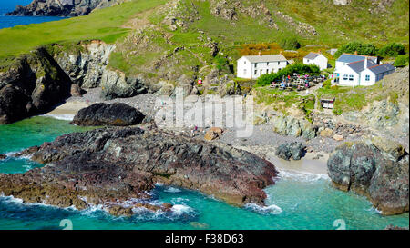 Kynance Cove und Cafe, Halbinsel Lizard, Cornwall, England, UK im Sommer Stockfoto