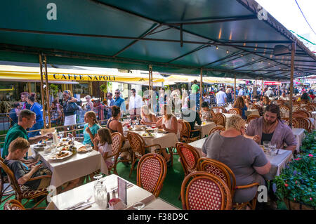 Alfresco Essens in einem Mulberry Street Restaurant in Little Italy in das fest von San Gennaro Stockfoto