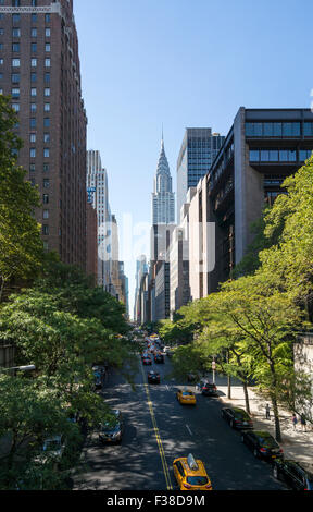 Chrysler Building vom Ostende der 42nd Street in Midtown Manhattan in New York City aus gesehen Stockfoto