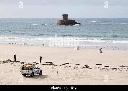 La Rocco Tower in St Ouen Bucht an der Westküste Jerseys Offshore-liegen Stockfoto