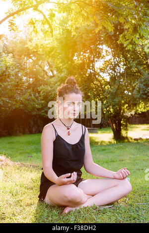 schöne Teenager-Mädchen meditiert in der Natur Stockfoto