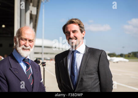 Farnborough Airport, UK. 1. Oktober 2015. Abenteurer Tracey Curtis-Taylor beginnt 13.000 Meile Solo Doppeldecker Flug.  Prinz Michael von Kent kurz nach der Geist von Artemis Gutschrift winken: carol Moir/Alamy Live-Nachrichten Stockfoto