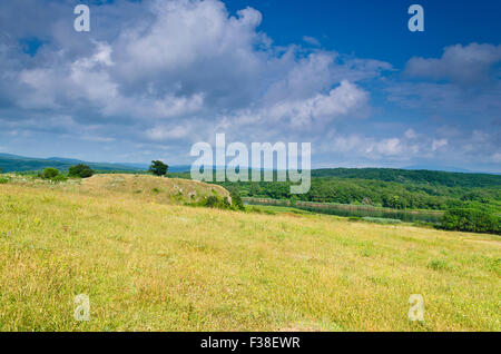 Schöne bulgarische Erholungsorte Landschaften in den glänzenden Sommertag Stockfoto