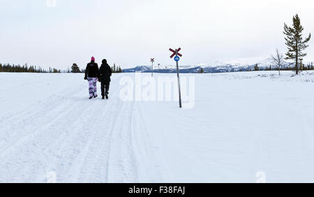 SCANDES, SCHWEDEN AM 28. APRIL 2012. Ansicht einer Schneemobil-Spur, wo zwei unbekannte Frauen einen Spaziergang zu machen. Redaktionelle Nutzung. Stockfoto