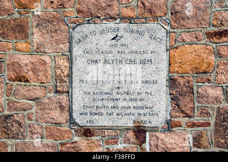 Gedenktafel für das Silberjubiläum auf Bonne Nuit Pier an Jerseys Nordküste Stockfoto