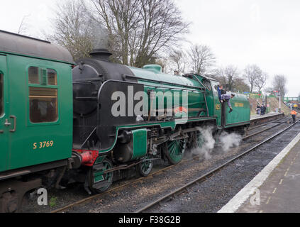 Schulen-Klasse Lok Nummer 925" Cheltenham" läuft rückwärts mit einem Zug an der Ropley Station auf der Mitte Hants Eisenbahn Durin Stockfoto