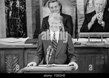 US-Präsident Jimmy Carter lächelt als He Adressen einer gemeinsamen Sitzung des Kongresses kündigt den Erfolg des Camp-David-Abkommen als Vizepräsident Walter Mondale und Sprecher der Haus Tip O'Neill Uhr hinter 18. September 1978 in Washington, DC. Stockfoto