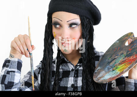 junge stilvolle Frau mit Dreadlocks im Maler-Stil Stockfoto