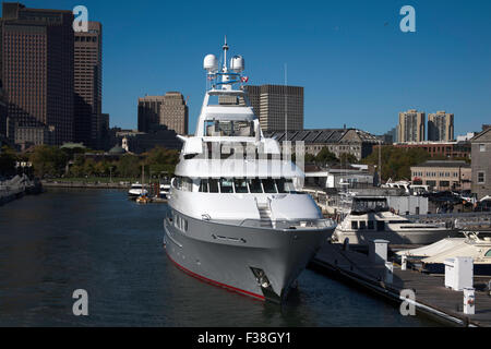 Luxus-Yacht vor Anker von The Waterfront Boston Massachusetts, USA Stockfoto