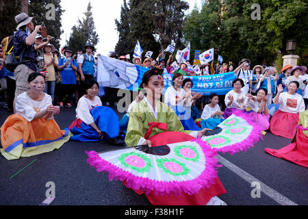 Evangelische Christen aus Südkorea, die sich an der jährlichen Jerusalem März während Sukkot Fest der Laubhütten ihre Liebe zum jüdischen Volk und dem Staat Israel zu zeigen. Die Parade wird von der Internationalen Christlichen Botschaft Jerusalem (Icej) und zieht tausende von Christen aus der ganzen Welt zur Unterstützung Israels. Stockfoto