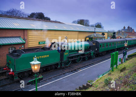 Schulen-Klasse Lok Nummer 925" Cheltenham" sichert einen Zug an der Ropley Station auf der Mitte Hants Eisenbahn während der Eisenbahn Stockfoto