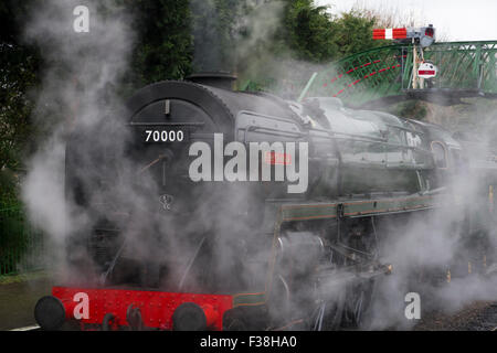 BR Standard Klasse 7 Dampflokomotive Nr. 70000" Britannia" Alresford Station auf der Mitte Hants Bahn während der Eisenbahn Stockfoto