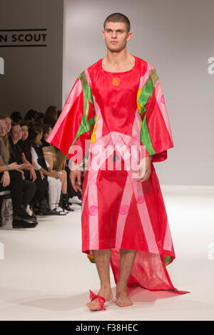 London, UK. 19.09.2015. Sammlung von Linus Broden. Start-und Landebahn zeigen von der Swedish School of Textiles bei Fashion Scout während der London Fashion Week. Stockfoto