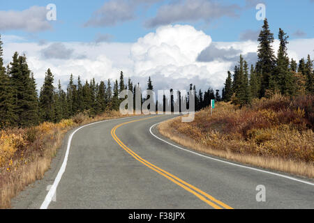 Herbst kommt zum Alaska Highway System der Transport Stockfoto