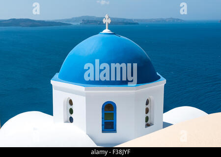 Kuppelkirche in Oia auf Santorin an einem sonnigen Tag Stockfoto