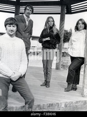 DIE MAMAS AND THE PAPAS-Promo-Foto des US-Konzerns über 1967. Von links, Denny Doherty, John Phillips, Michelle Philips, Cass Elliott Stockfoto
