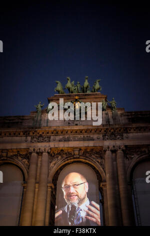 Brüssel, Bxl, Belgien. 1. Oktober 2015. Martin Schulz, der Präsident des Europäischen Parlaments geben einer Rede während Klänge und Lichter der Einheit zeigen am Triuphal Arch in Brüssel am 01.10.2015 der Triumphbogen ist mit sound, Licht und video Show am Tag der feiert den 25. Jahrestag der deutschen Wiedervereinigung von Wiktor Dabkowski Kredit behandelt: Wiktor Dabkowski/ZUMA Draht/Alamy Live News Stockfoto