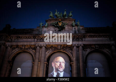 Brüssel, Bxl, Belgien. 1. Oktober 2015. Martin Schulz, der Präsident des Europäischen Parlaments geben einer Rede während Klänge und Lichter der Einheit zeigen am Triuphal Arch in Brüssel am 01.10.2015 der Triumphbogen ist mit sound, Licht und video Show am Tag der feiert den 25. Jahrestag der deutschen Wiedervereinigung von Wiktor Dabkowski Kredit behandelt: Wiktor Dabkowski/ZUMA Draht/Alamy Live News Stockfoto