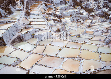 Terrassenförmig angelegten Salzpfannen auch bekannt als "Salineras de Maras", unter den malerischen Reiseziel in der Region Cusco, Peru. Tele Stockfoto