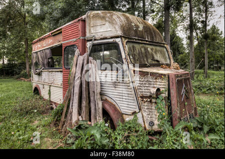 Gebrochene vintage Citroen H van Stockfoto