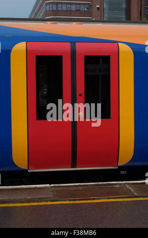 AJAXNETPHOTO - 6. JUNI 2006. PORTSMOUTH, ENGLAND. -SCHIENE - SÜD-WEST ZÜGE ROLLMATERIAL DETAIL - DOPPELTÜREN.  FOTO: JONATHAN EASTLAND/AJAX REF: D60606 1557 Stockfoto