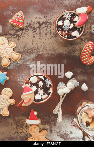 Heiße Schokolade mit Marshmallow und Lebkuchen Cookies. Vintage-Stil mit Leerzeichen, Ansicht von oben Stockfoto