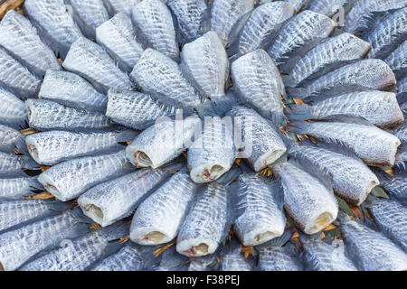 Getrocknete Fishs lokale Speisen im freien Markt Stockfoto