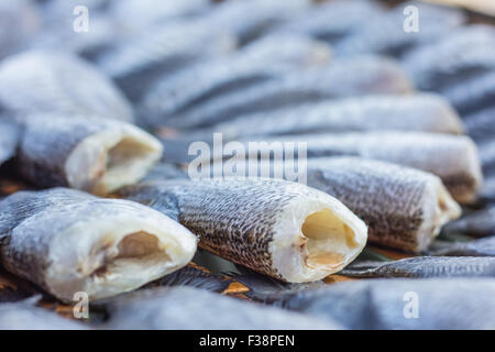 Getrocknete Fishs lokale Speisen im freien Markt Stockfoto