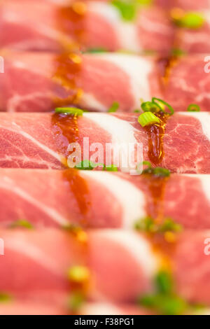 Frisches Rindfleisch Scheiben weißen Teller koreanische gegrillte Menü. DOF Stockfoto