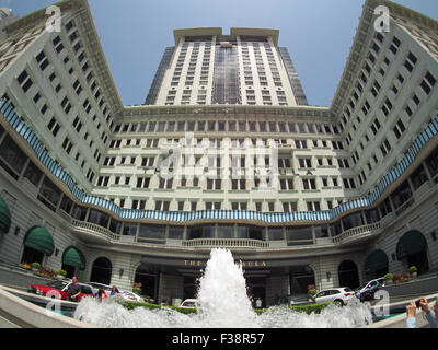 Eine Weitwinkelaufnahme blickte zu den Vordereingang und der Fassade des Peninsula Hotels in Hongkong Stockfoto