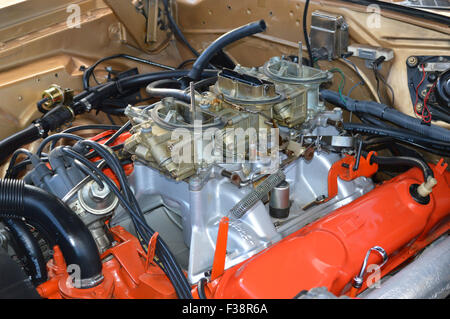 Ein Dodge 440 Six-Pack-Engine auf dem Display an einer Auto-Show. Stockfoto