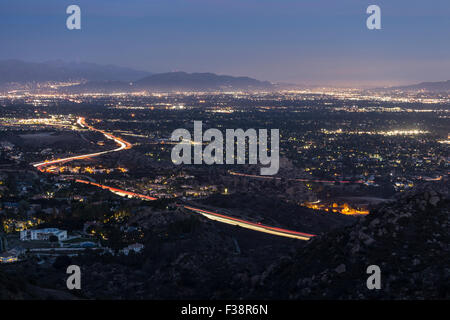 Los Angeles San Fernando Valley in der Nacht. Stockfoto