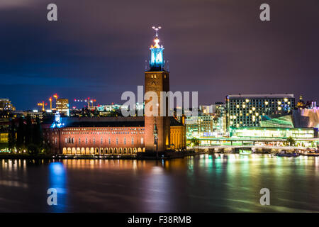 Ansicht des Stockholmer Rathaus in der Nacht vom Monteliusvägen in Södermalm, Stockholm, Schweden. Stockfoto