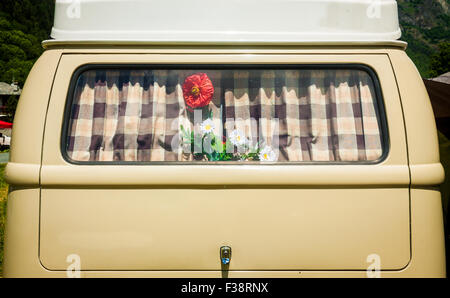 Vintage Vorhang auf einen alten van Fenster mit Blume Stockfoto