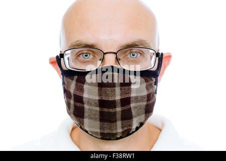 Glatzkopf auf weißem Hintergrund in der Mode warme medizinische Maske Stockfoto