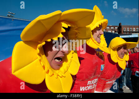 Cardiff, Wales, UK. 1. Oktober 2015. Fans strömen in Cardiff, der walisische Mannschaft in den Pool Stadien des Rugby World Cup 2015 zu unterstützen. Fans sind glücklich und freue mich auf ein Spiel, das die Stärke einer walisischen Seite gegen einen starken Fuji Seite zeigen wird. Bildnachweis: roger tiley/Alamy Live-Nachrichten Stockfoto