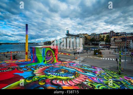 Ansicht von Slussen und Graffiti an einem Gebäude in Södermalm, Stockholm, Schweden. Stockfoto