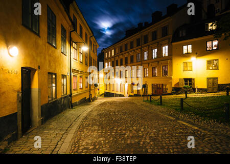Pryssgränd, eine gepflasterte Straße in der Nacht, in der Nähe von Slussen in Södermalm, Stockholm, Schweden. Stockfoto