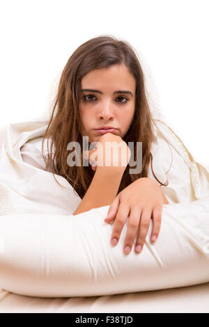 Depressive Frau im Bett liegend, isoliert auf weiß Stockfoto