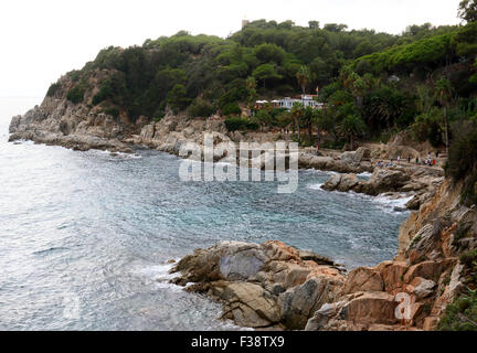 Datei-PICS: Lloret de Mar, Spanien. 18. September 2015. Aktuelle Datei-Fotos vom Strand und gefährlichen Felsen im Meer rund um die Costa Brava Ferienort LLORET DE MAR, Spanien im September 2015.  Zwei britische Frauen starben bei einem late-Night-Bad in rauer See an der Küste von Lloret De Mar auf Donnerstag, 1. Oktober 2015 Credit: KEITH MAYHEW/Alamy Live News Stockfoto