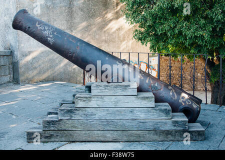 Kanone auf dem Turm in Labin Stockfoto