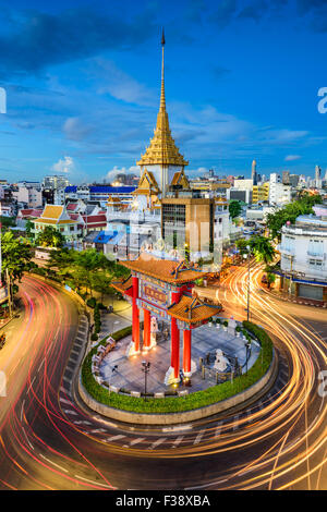 Bangkok, Thailand am Kreisverkehr und Wat Traimit Chinatown. Stockfoto